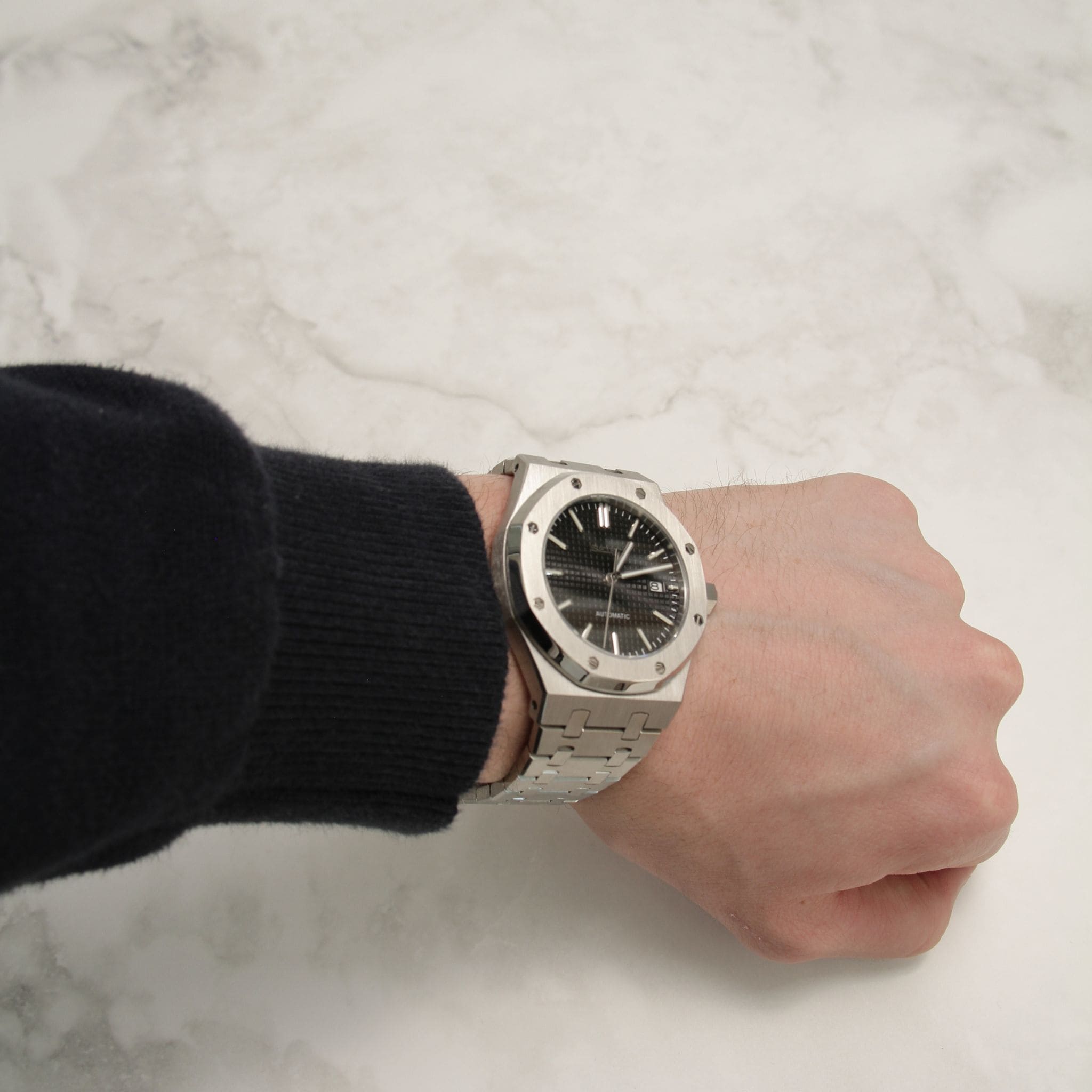 Seiko Mod Royal Oak noir portée au poignet – montre personnalisée élégante à cadran noir et boîtier octogonal