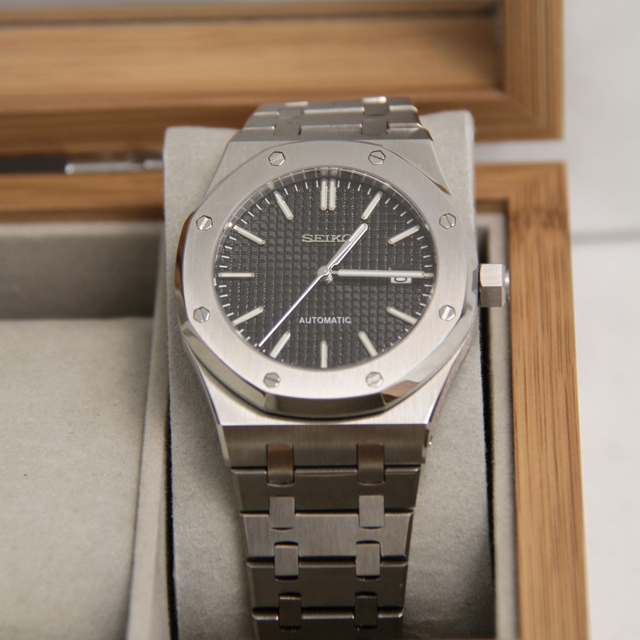 Montre Seiko mod royal oak noir dans boite à montres