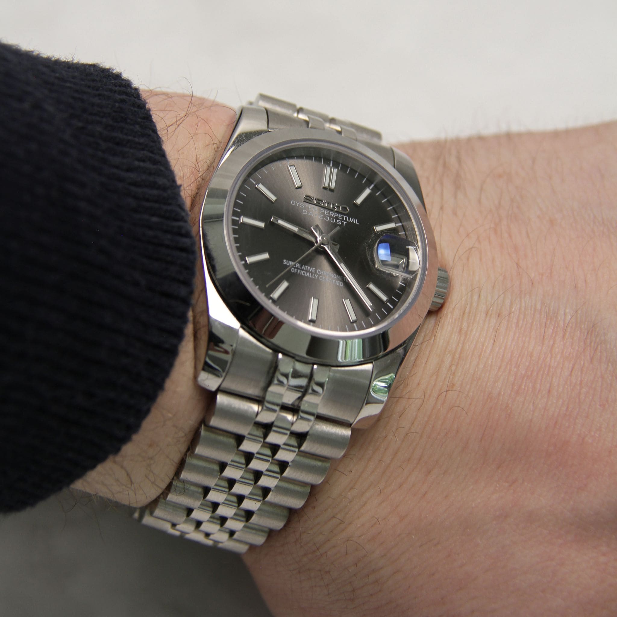 Seiko Mod Datejust grise 36mm portée au poignet – montre personnalisée raffinée à cadran argenté et boîtier arrondi