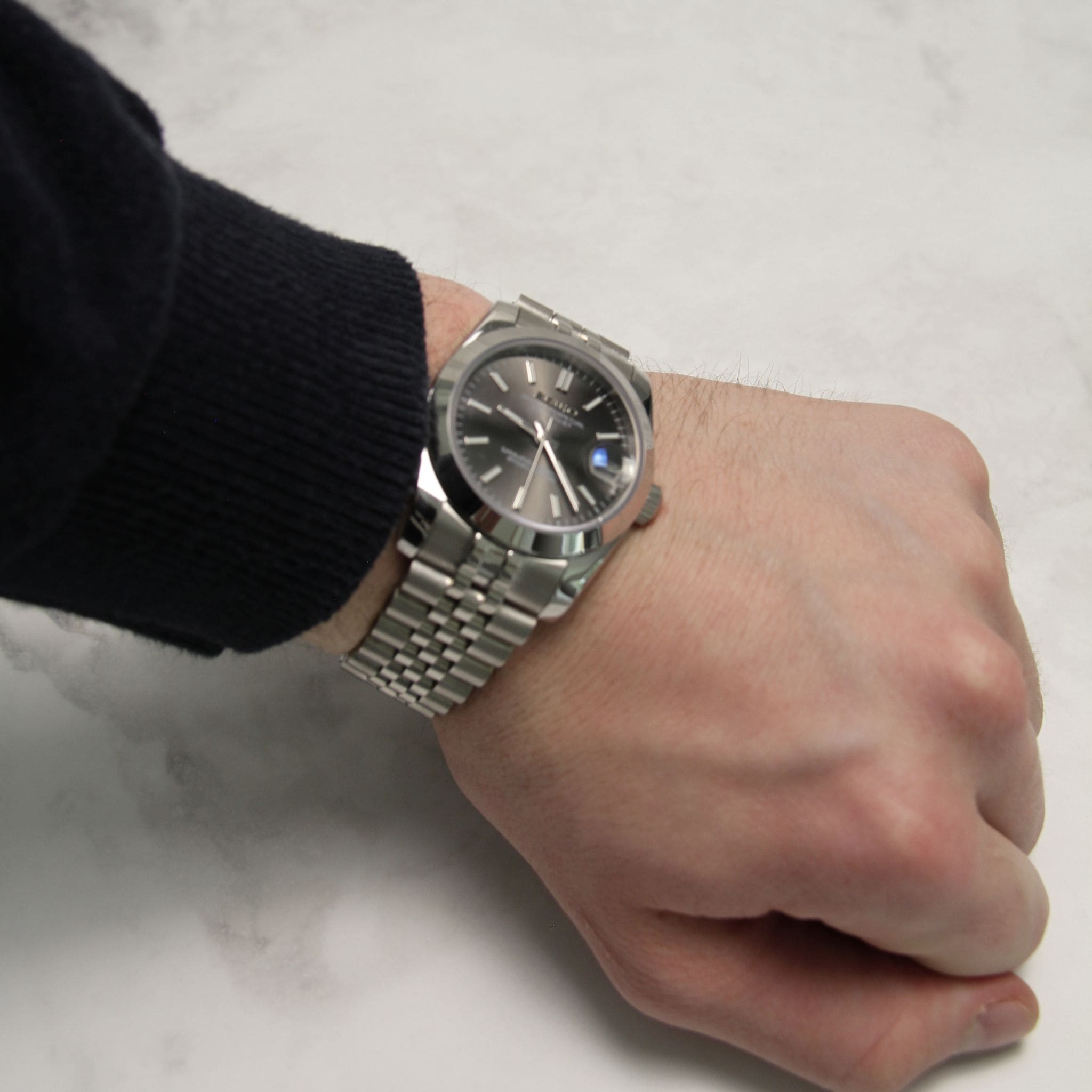 Seiko Mod Datejust grise 36mm portée au poignet – montre personnalisée raffinée à cadran argenté et boîtier arrondi