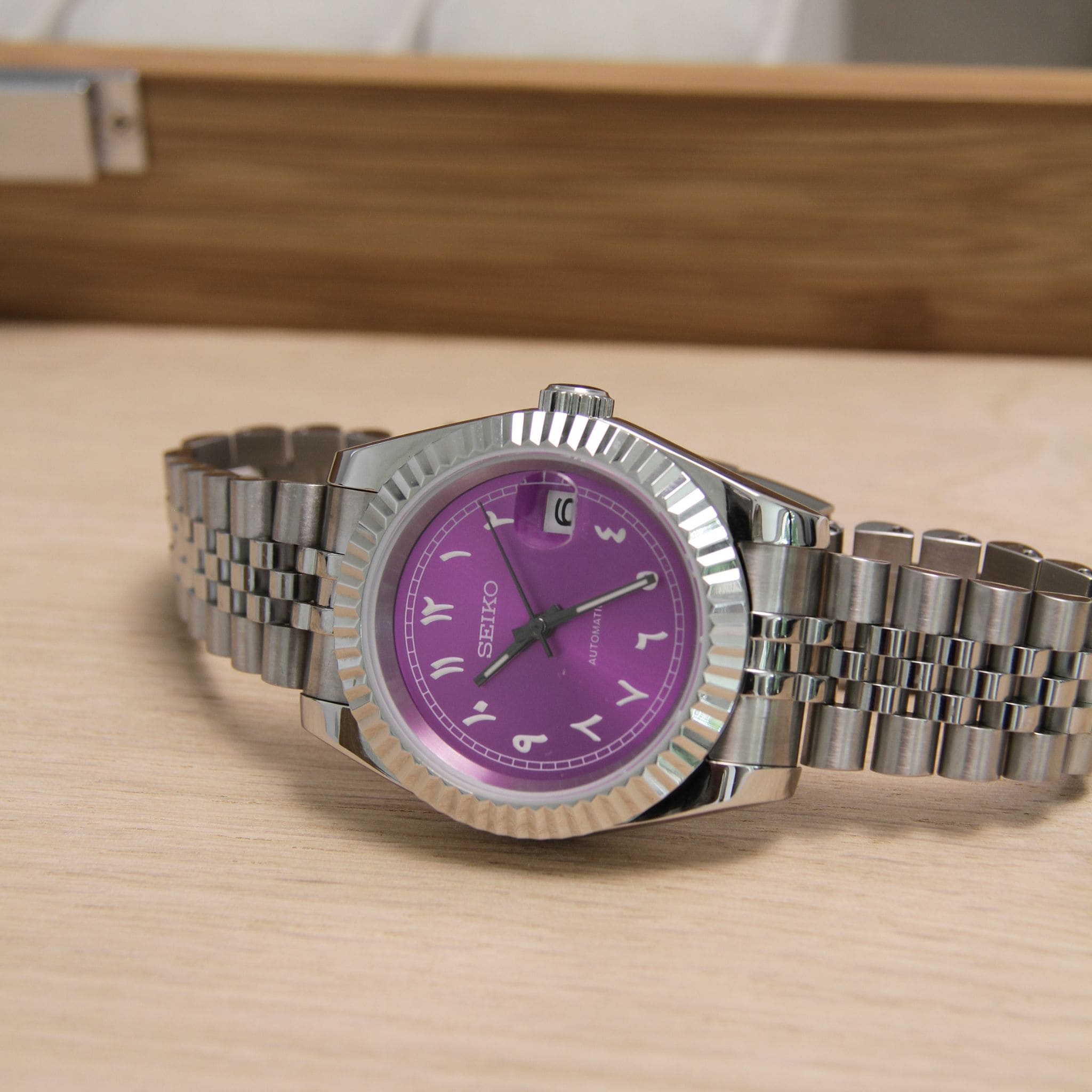 Montre Seiko Mod Datejust violet avec bracelet – mouvement automatique visible NH35
