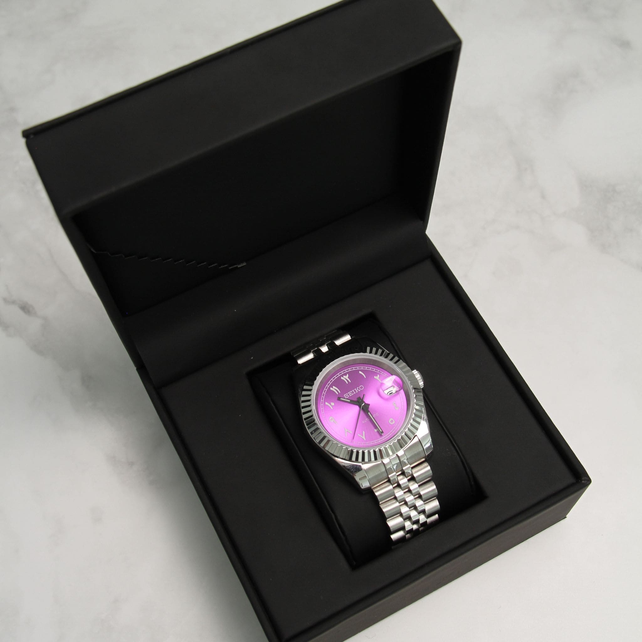 Montre Seiko mod datejust violet dans son écrin Modus Seiko