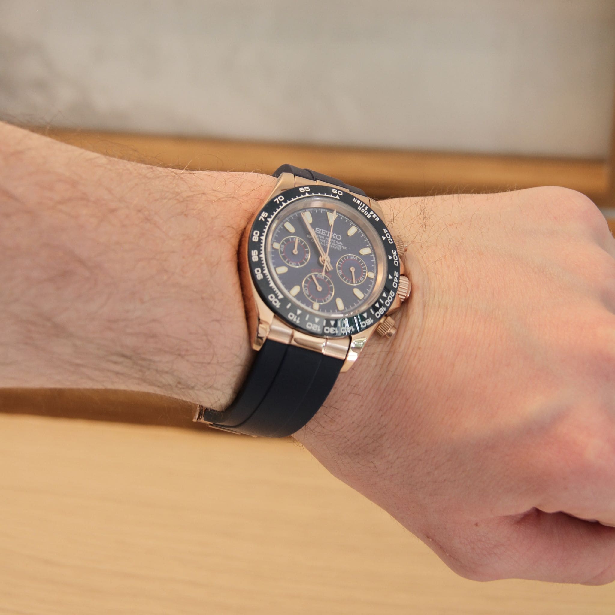 Seiko Mod Daytona or rose bleu portée au poignet – montre personnalisée sportive à cadran bleu et boîtier doré