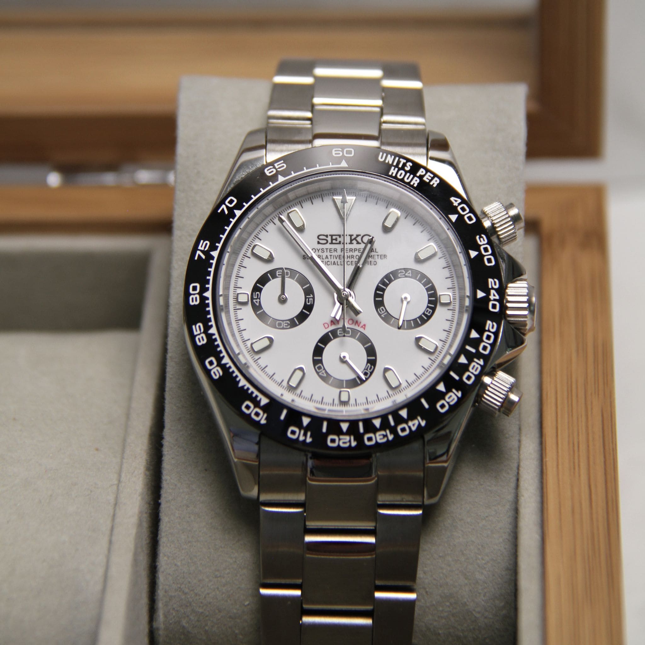 Montre Seiko mod daytona panda noir blanc dans boite à montres