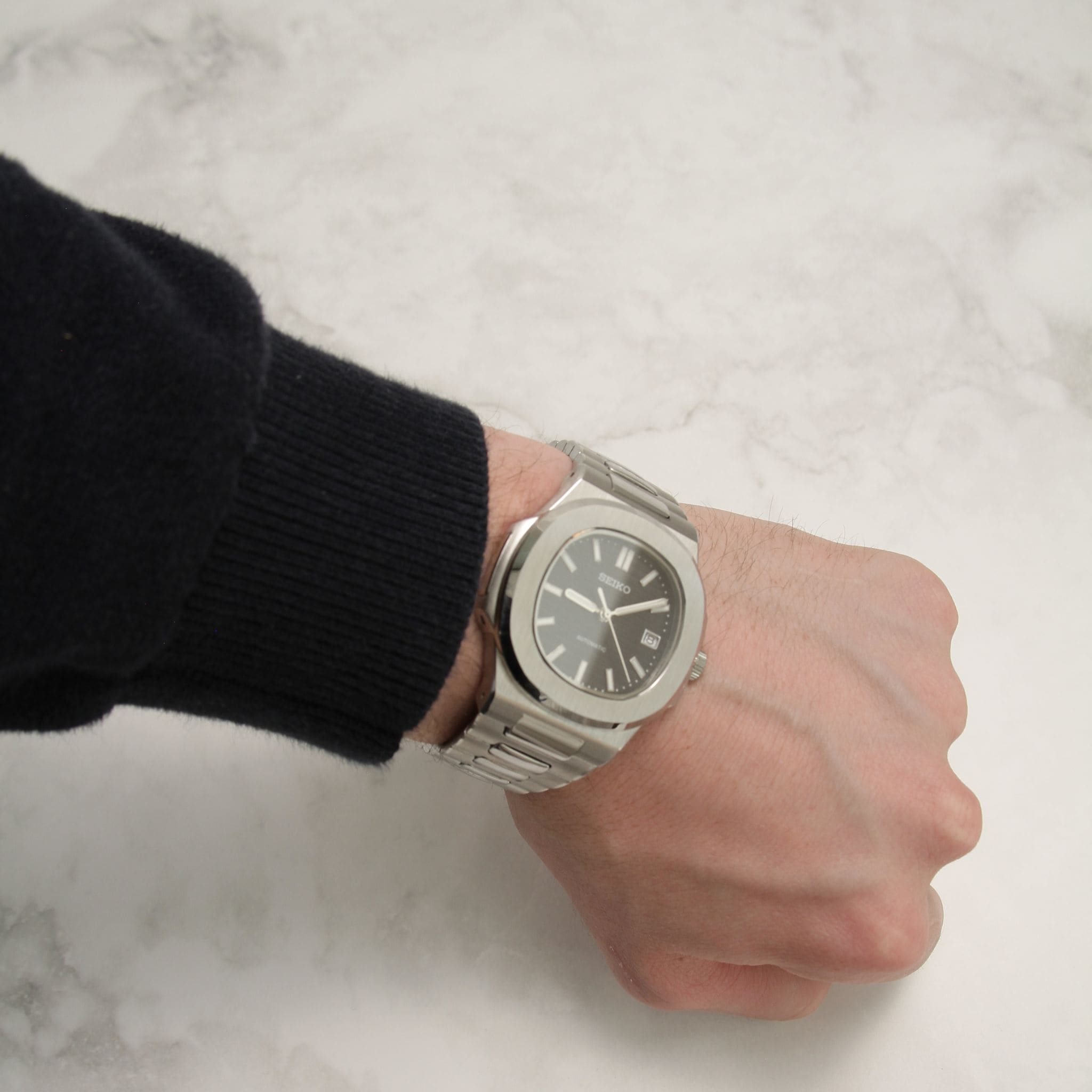 Seiko Mod Nautilus noir portée au poignet – montre personnalisée élégante à cadran noir et boîtier acier brossé