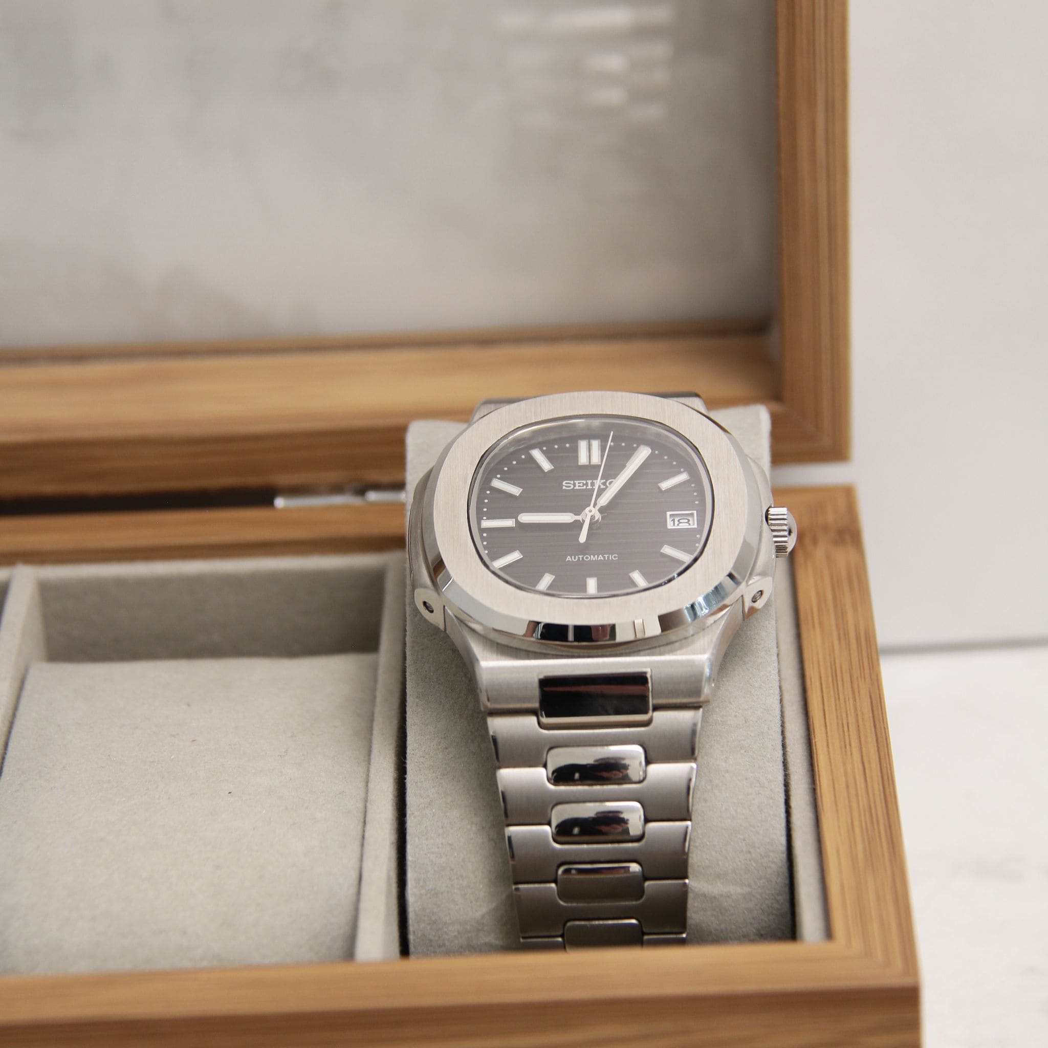 Montre Seiko mod nautilus noir dans boite à montres