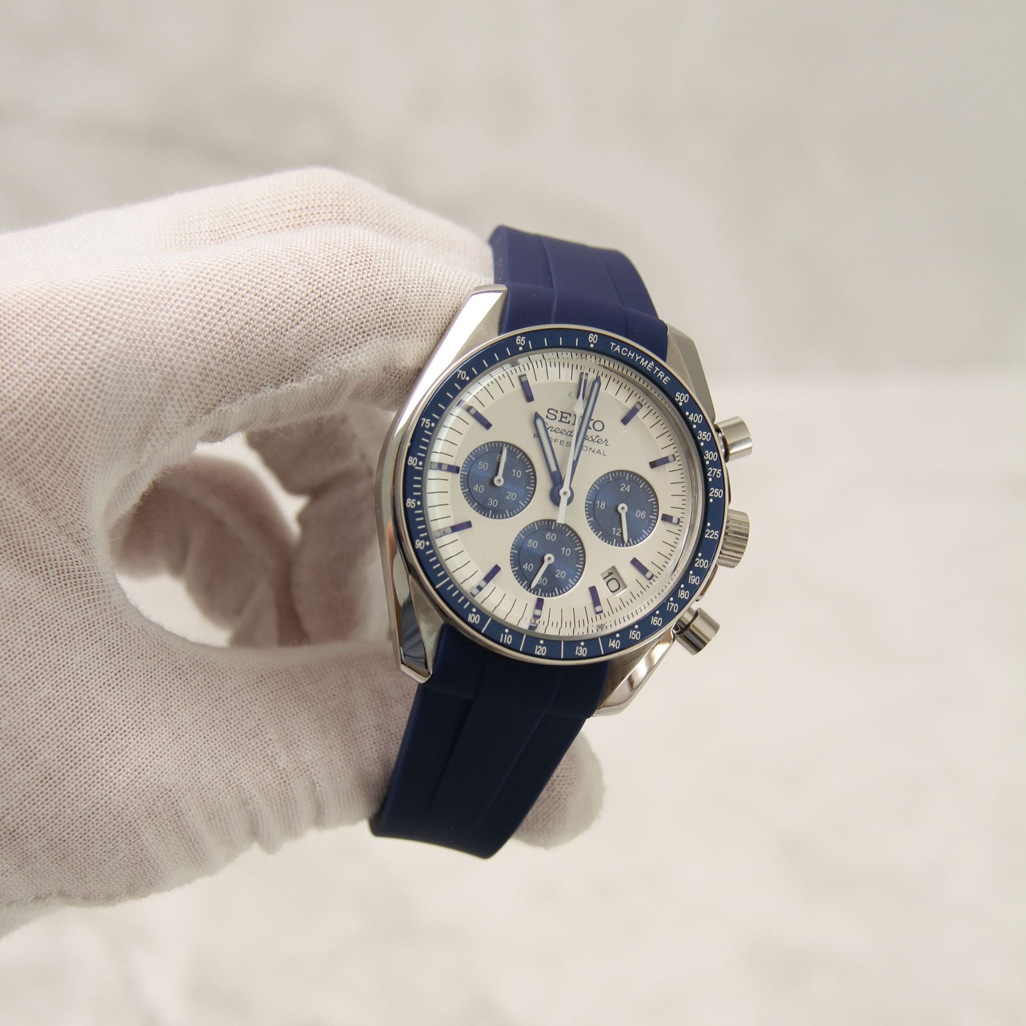 Montre Seiko mod speedmaster quartz vu de face sur coussin