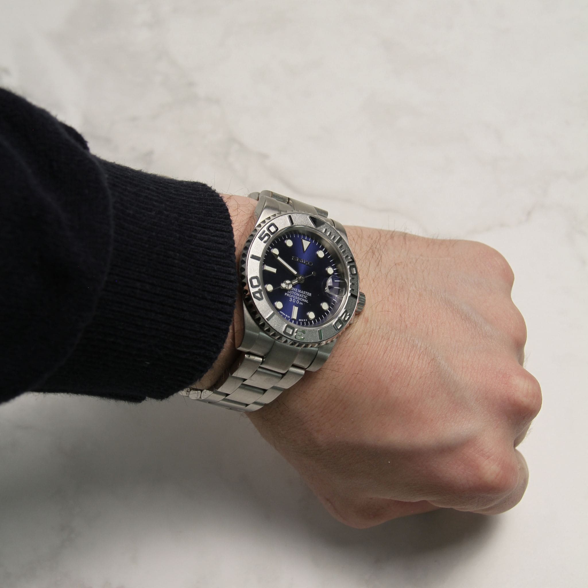Seiko Mod Yachtmaster bleu portée au poignet – montre personnalisée sportive à lunette rotative et cadran océan.
