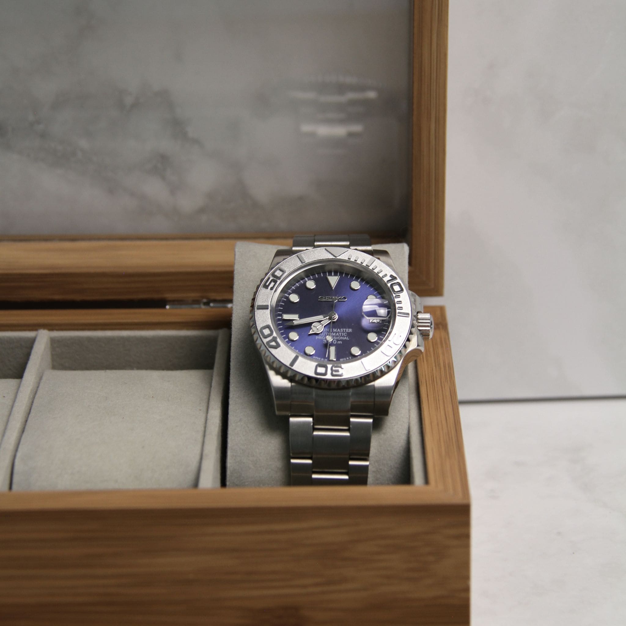 Montre Seiko mod yachtmaster bleu dans boite à montres