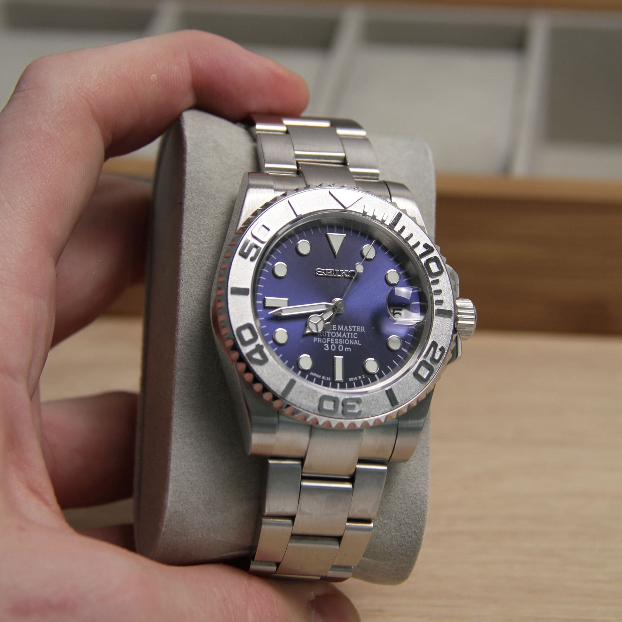 Montre Seiko mod yachtmaster bleu vu de face sur coussin.