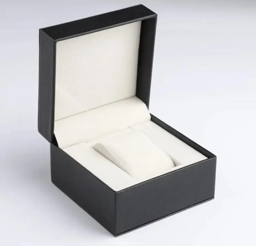 Écrin de rangement pour montre en cuir, élégant et fonctionnel, avec intérieur doux pour une protection optimale contre les rayures et les chocs. Idéal pour ranger, exposer ou offrir une montre avec raffinement.