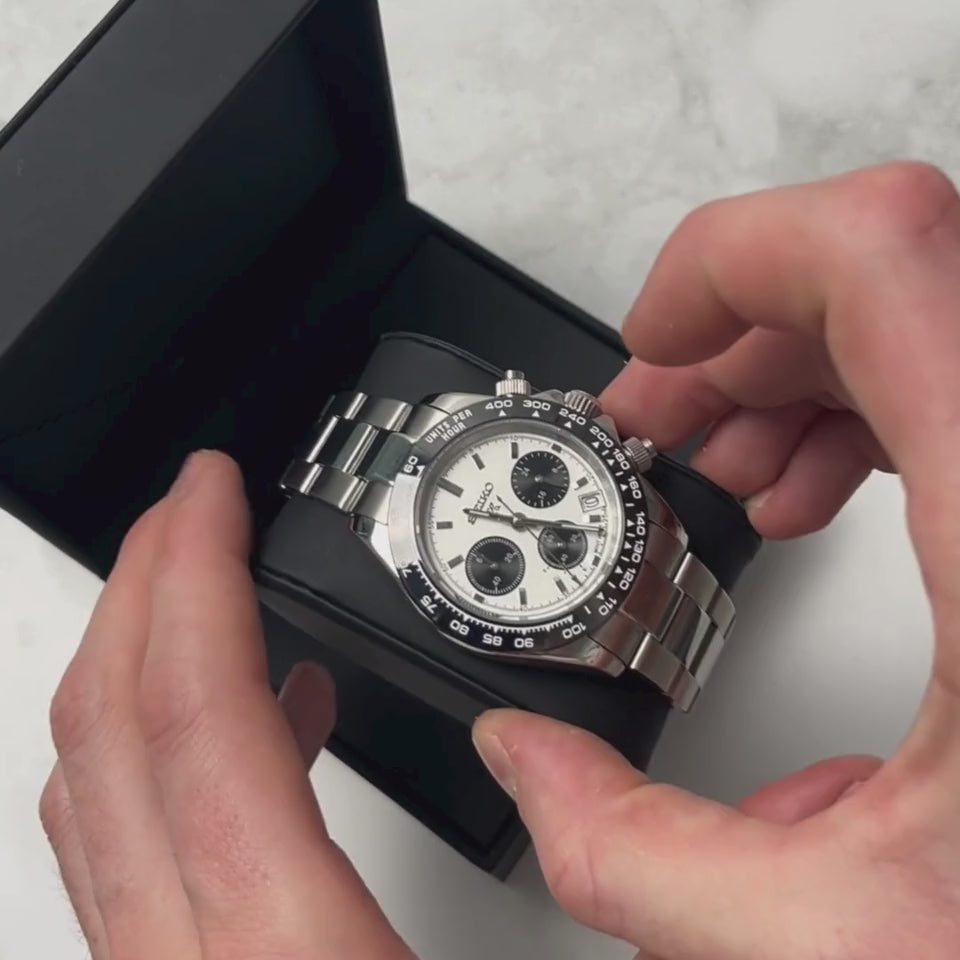 Montre Seiko Mod Speedmaster Moonwatch noir et blanc – mouvement chronographe hybride VK63