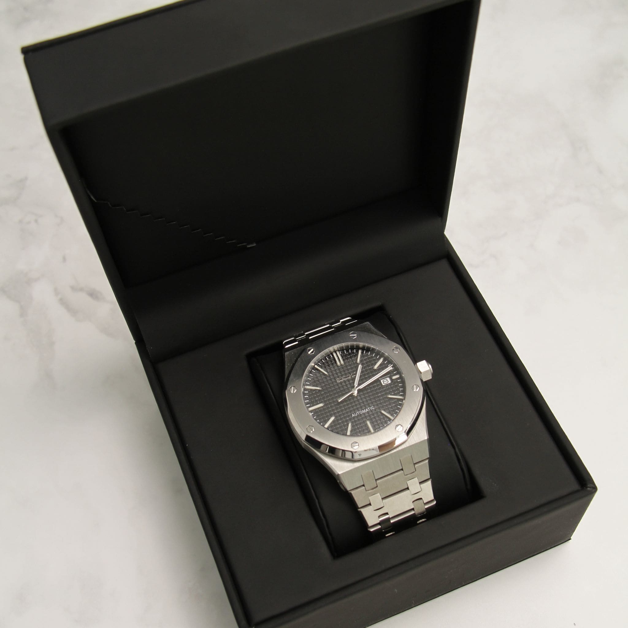 Montre Seiko mod Royal oak noir dans son écrin Modus Seiko