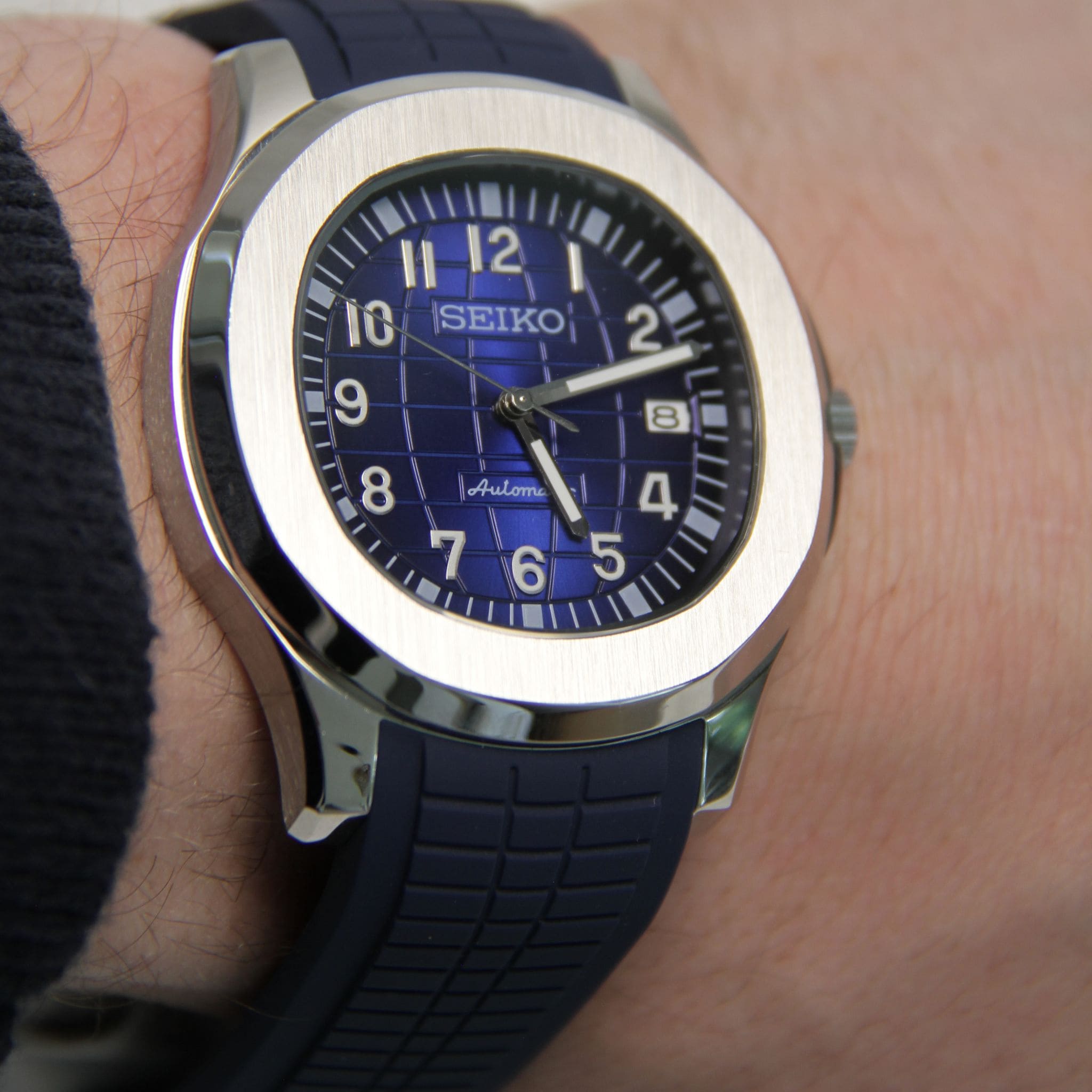 Seiko Mod Aquanaut bleu portée au poignet – montre personnalisée sportive à cadran bleu et boîtier coussin moderne