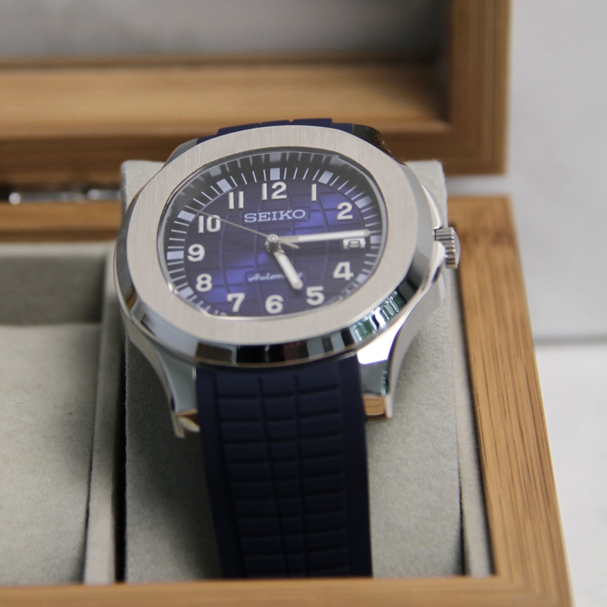 Montre Seiko mod aquanaut bleu dans boite à montres