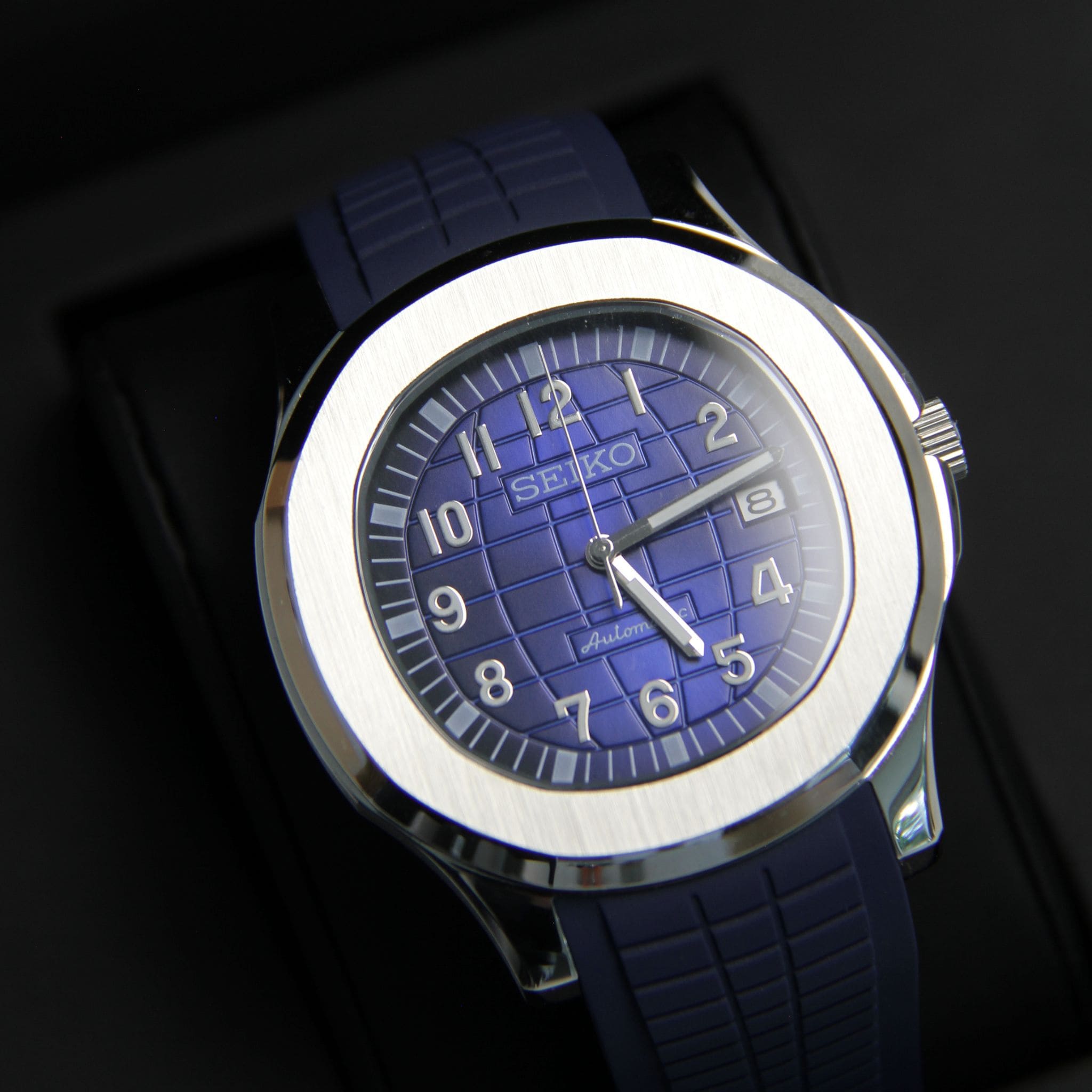 Montre Modus seiko aquanaut bleu sur coussin noir dans écrin Modus seiko 