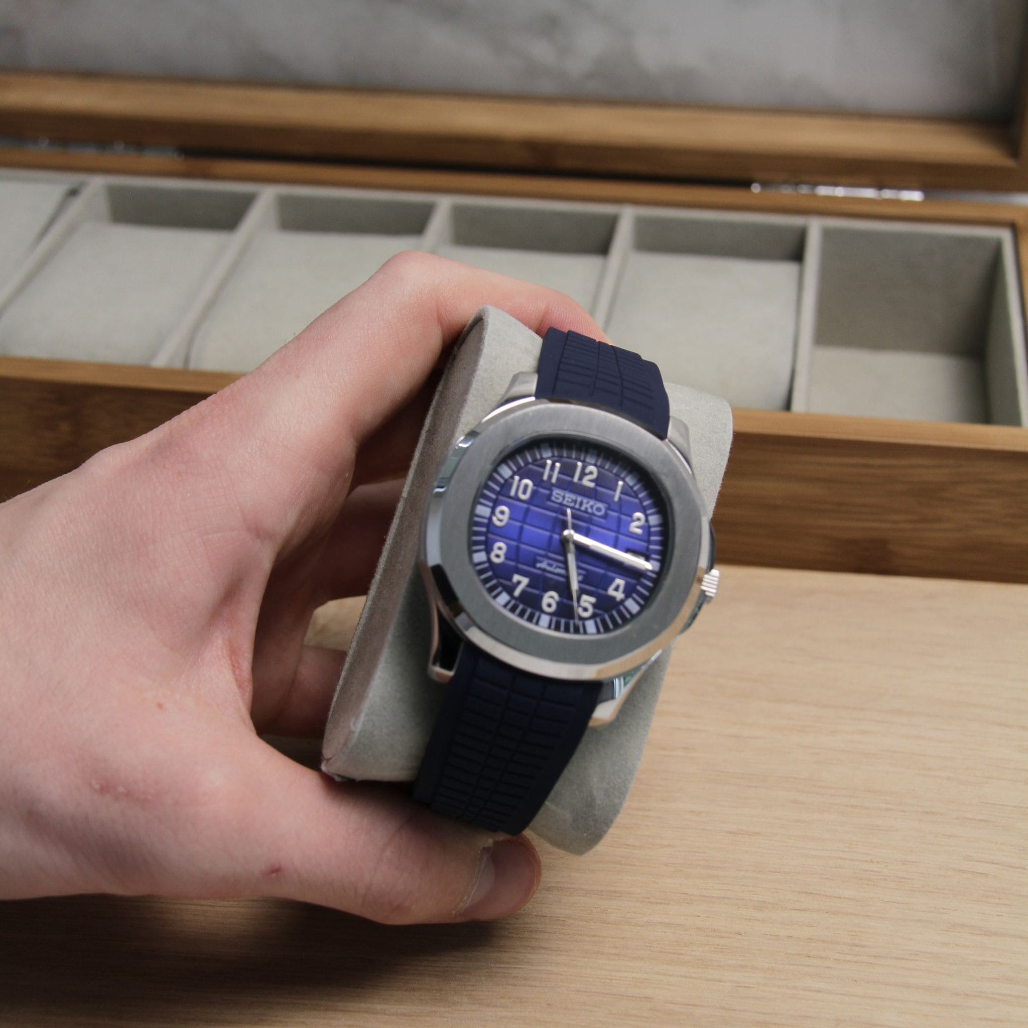 Montre Seiko mod aquanaut bleu vu de face sur coussin