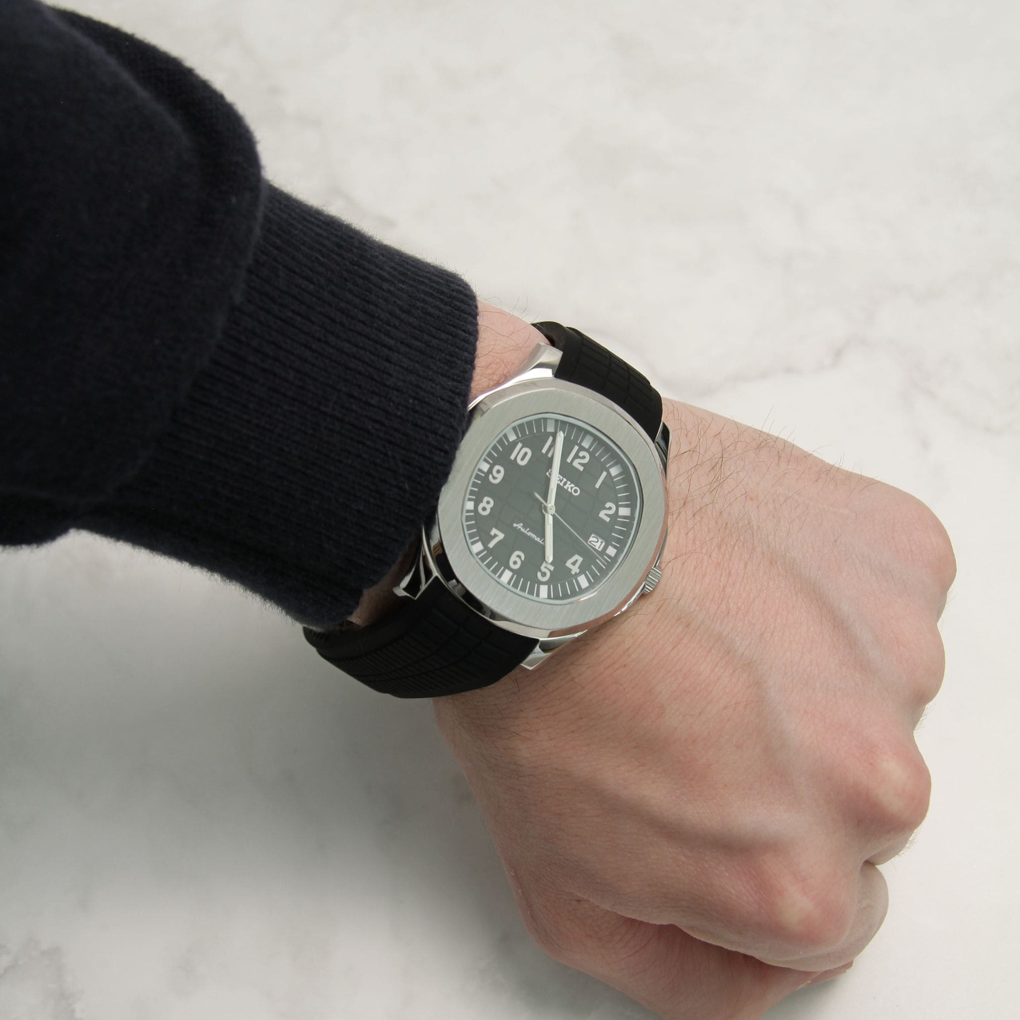 Seiko Mod Aquanaut noir portée au poignet – montre personnalisée sportive à cadran noir et boîtier arrondi