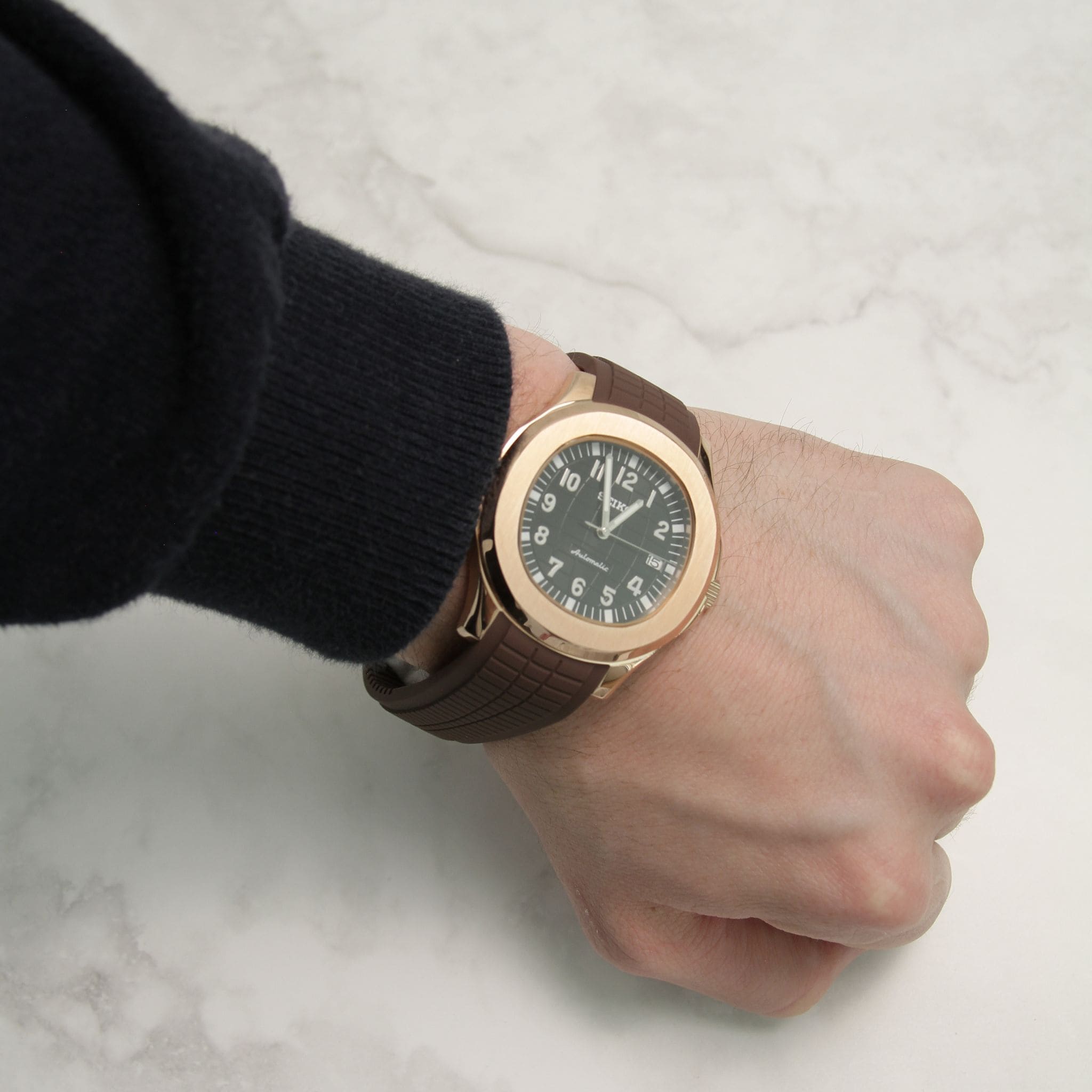 Seiko Mod Aquanaut or rose noir portée au poignet – montre personnalisée élégante à cadran noir et boîtier arrondi