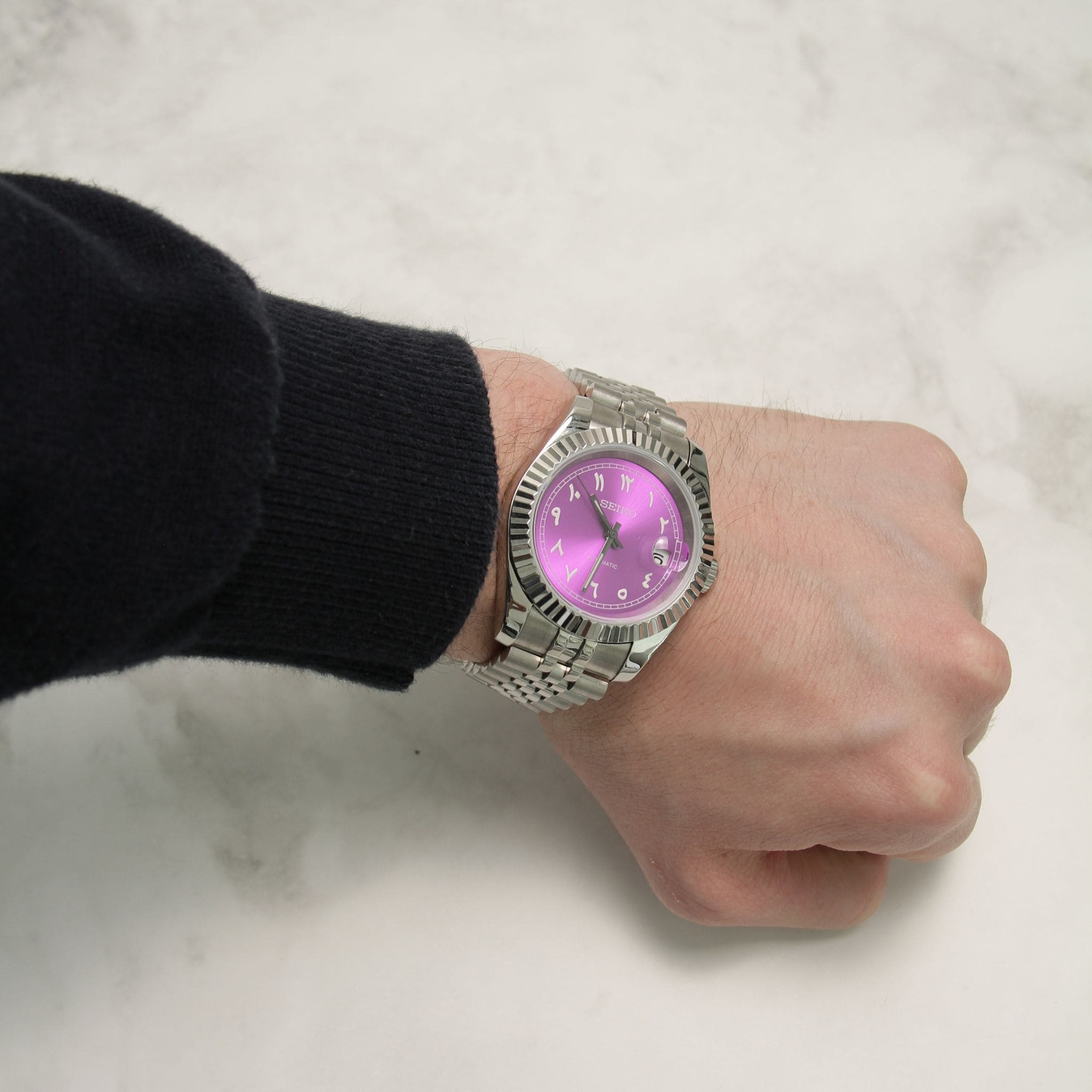 Seiko Mod Datejust violet portée au poignet – montre personnalisée raffinée à cadran violet et lunette cannelée