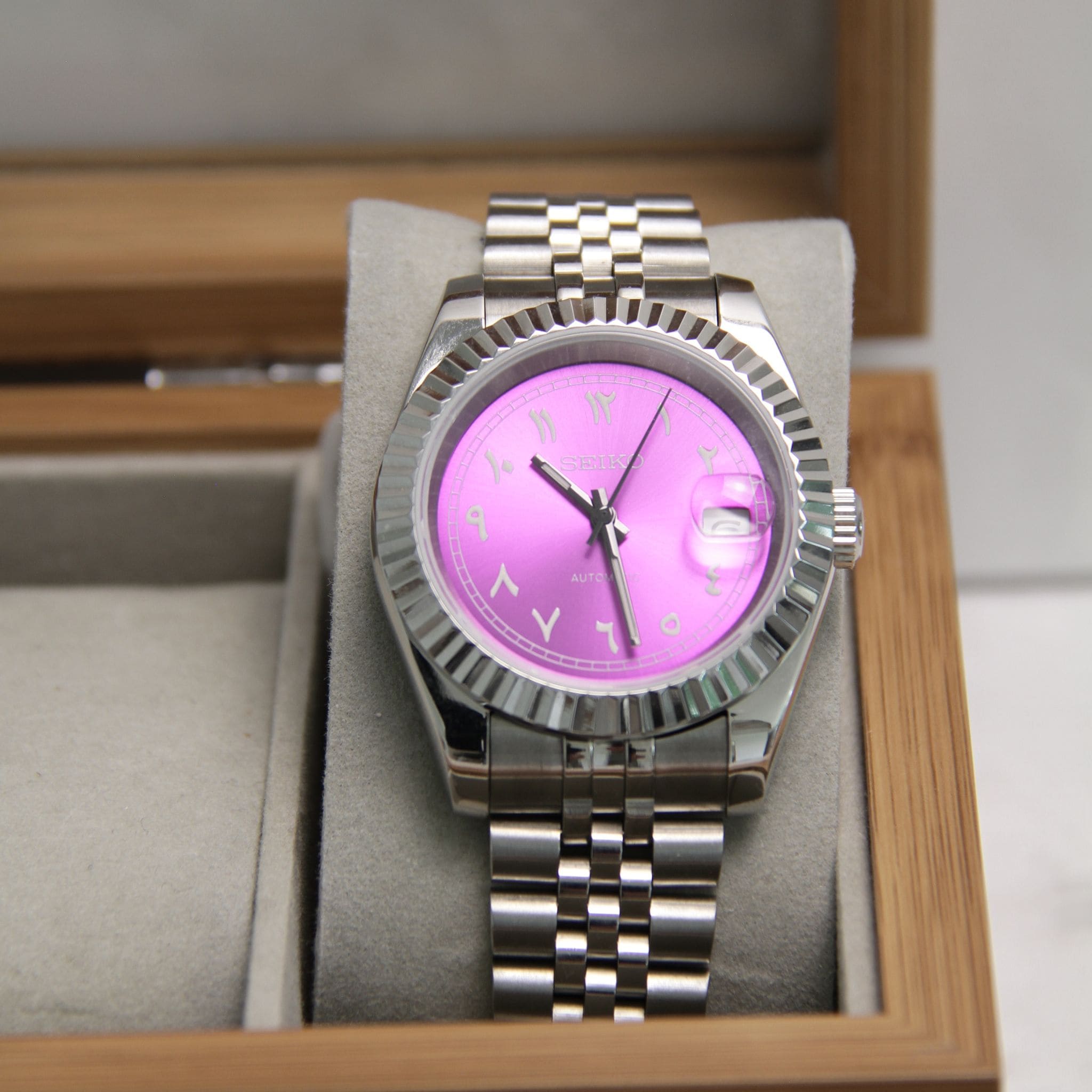 Montre Seiko mod datejust violet dans boite à montres