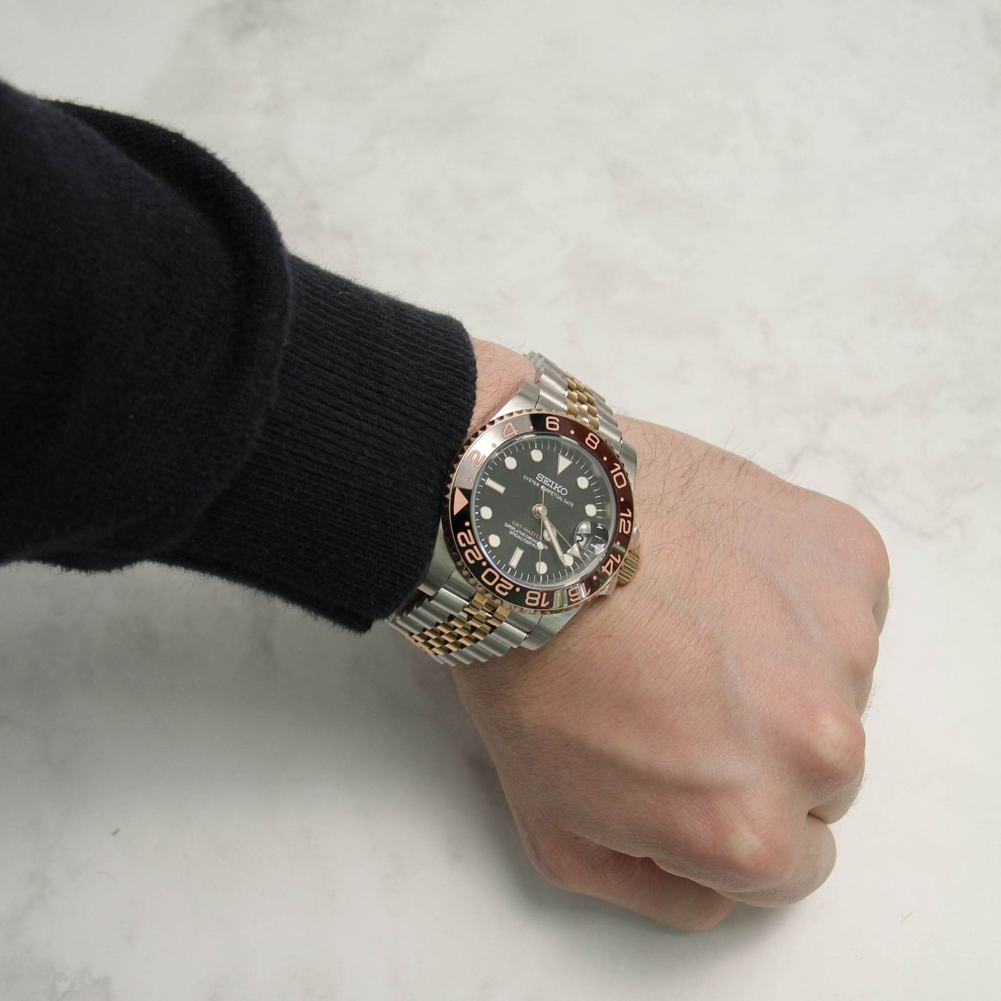 Seiko Mod GMT Root Beer portée au poignet – montre personnalisée élégante à lunette noire et rouge