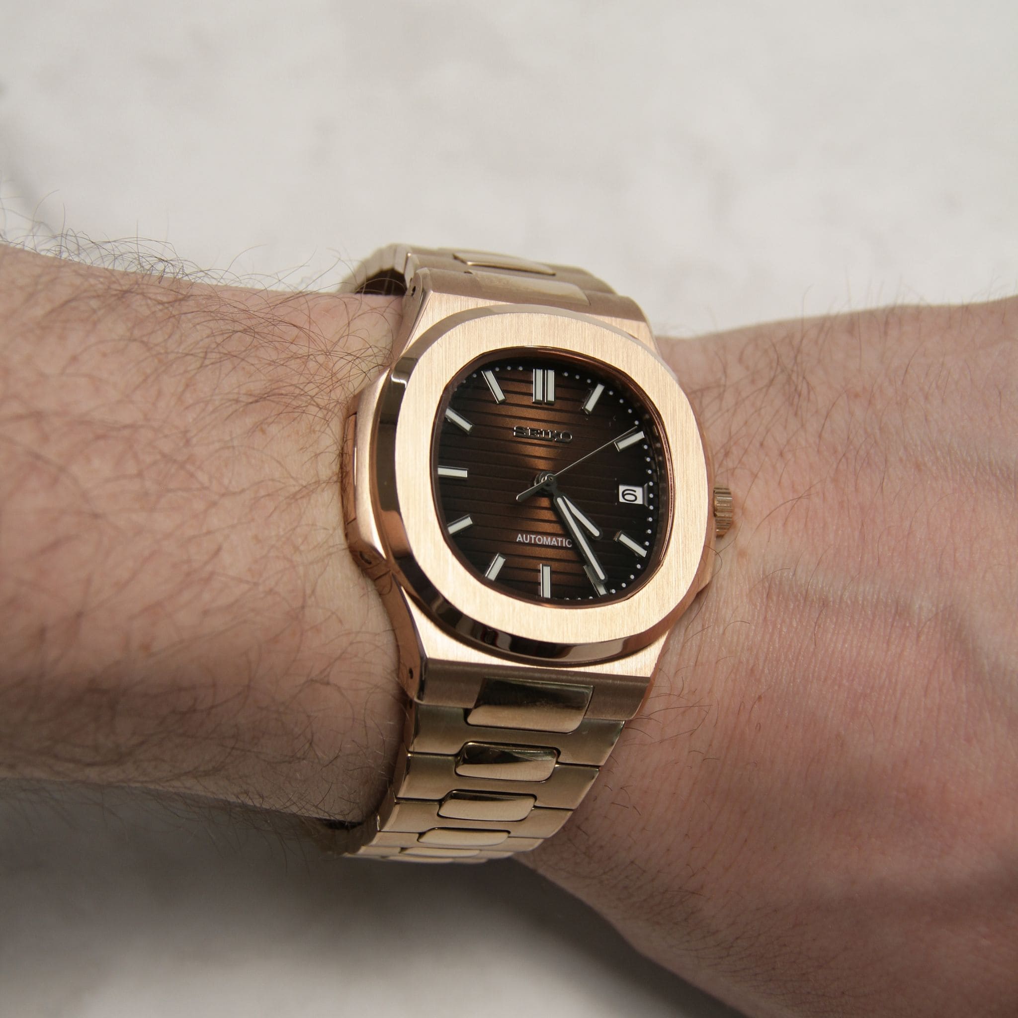 Seiko Mod Nautilus Marron Or Rose portée au poignet – montre personnalisée élégante à boîtier or rose et cadran marron