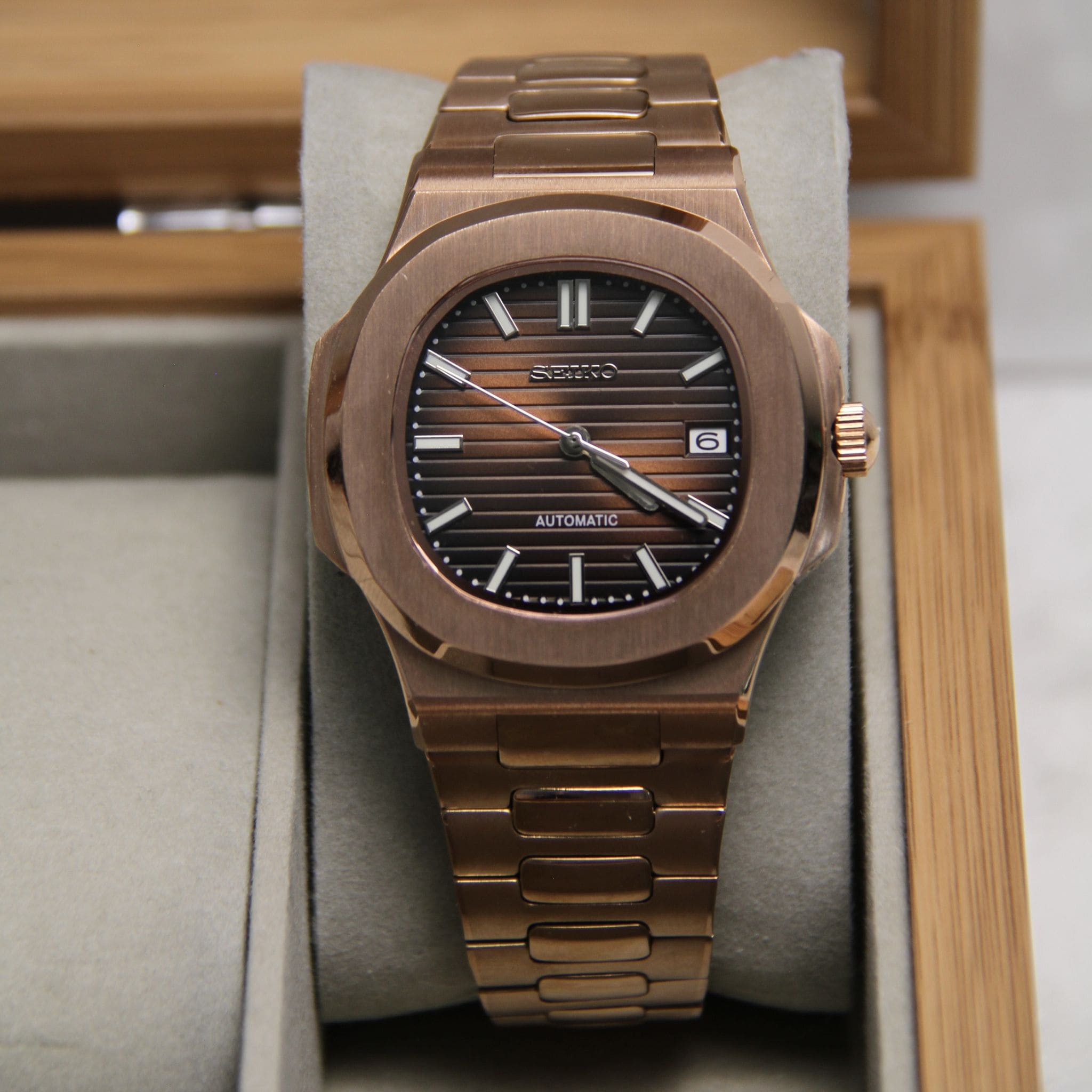 Montre Seiko mod nautilus marron or rose dans boite à montres