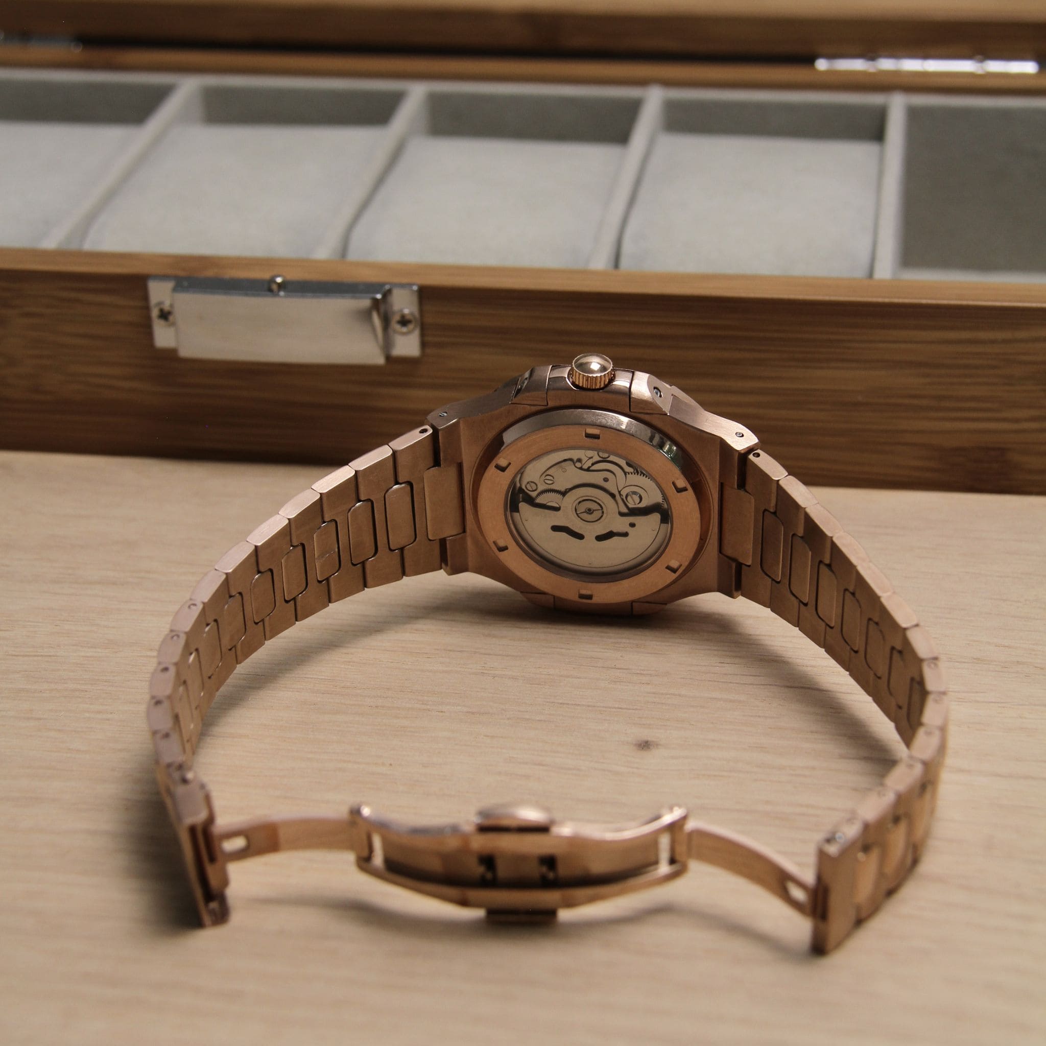 Fond de boîte transparent de la Seiko Mod nautilus marron or rose – mouvement automatique visible NH35