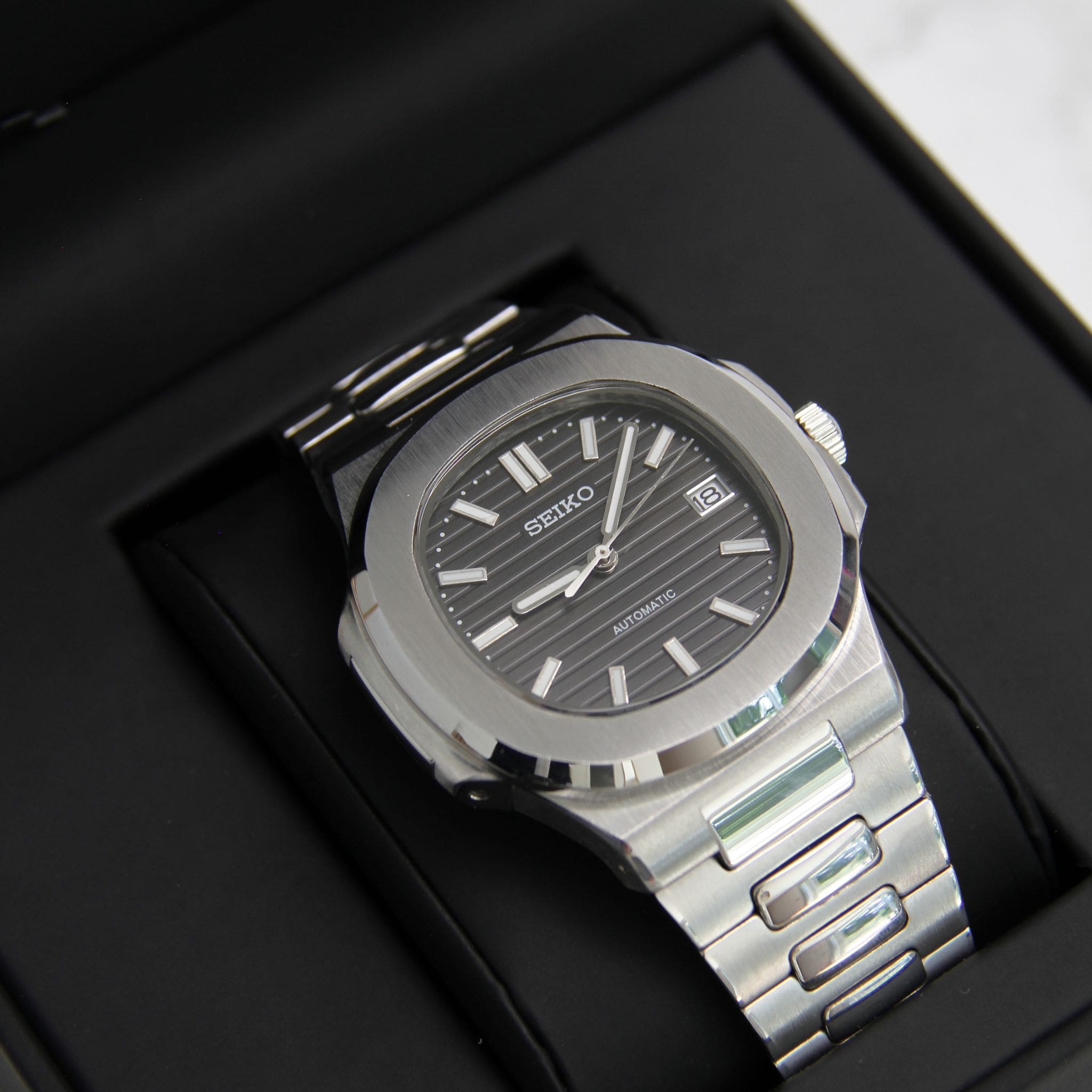 Montre Seiko mod nautilus noir dans son écrin Modus Seiko