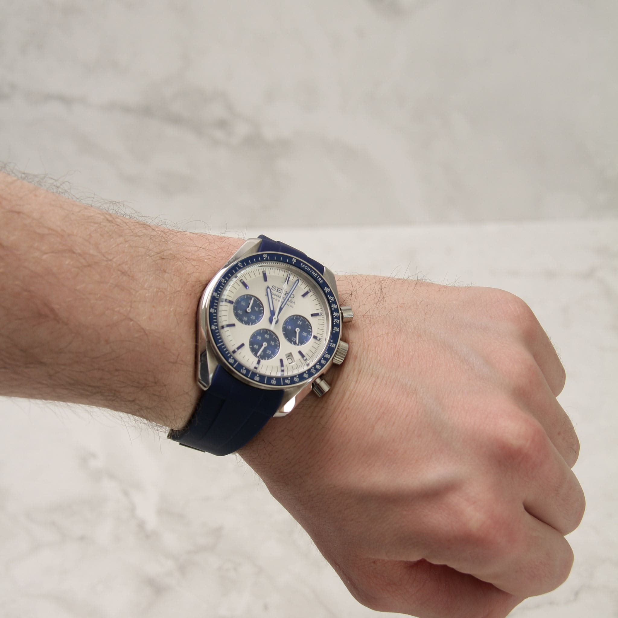 Seiko Mod Speedmaster Quartz portée au poignet – montre personnalisée sportive à cadran noir et boîtier tachymétrique.