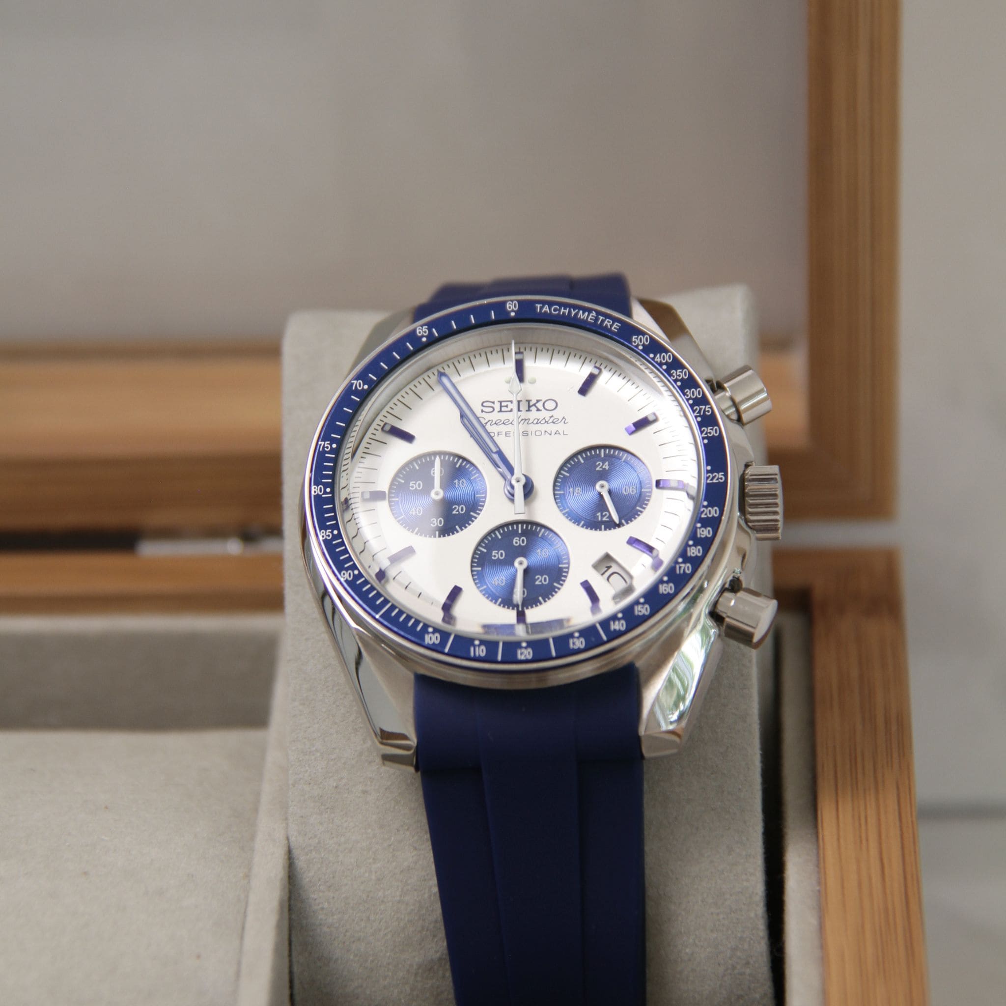 Montre Seiko mod speedmaster quartz dans boite à montres